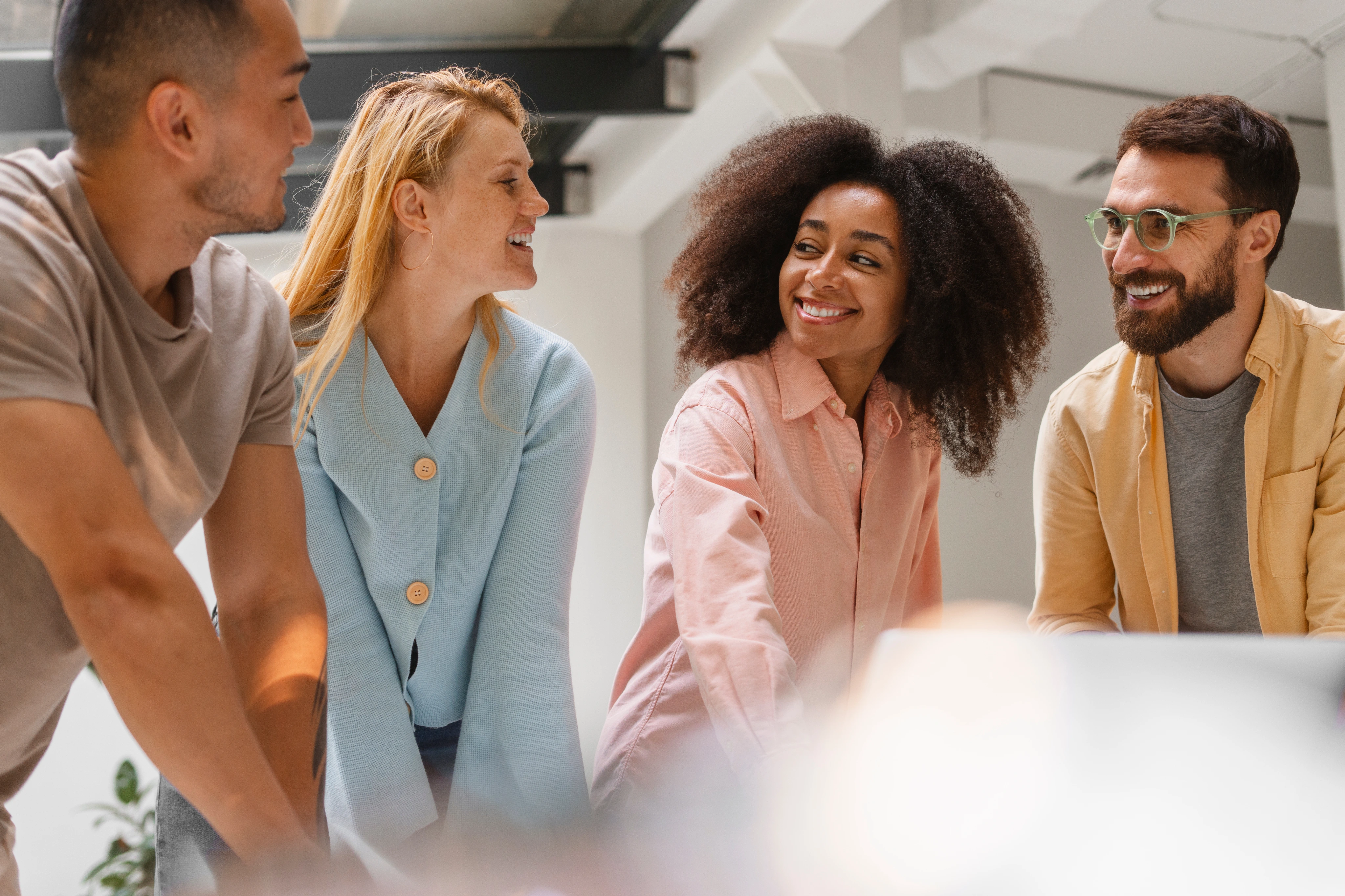 Equipe pedagógica usando CRM educacional F10 em dashboard escolar